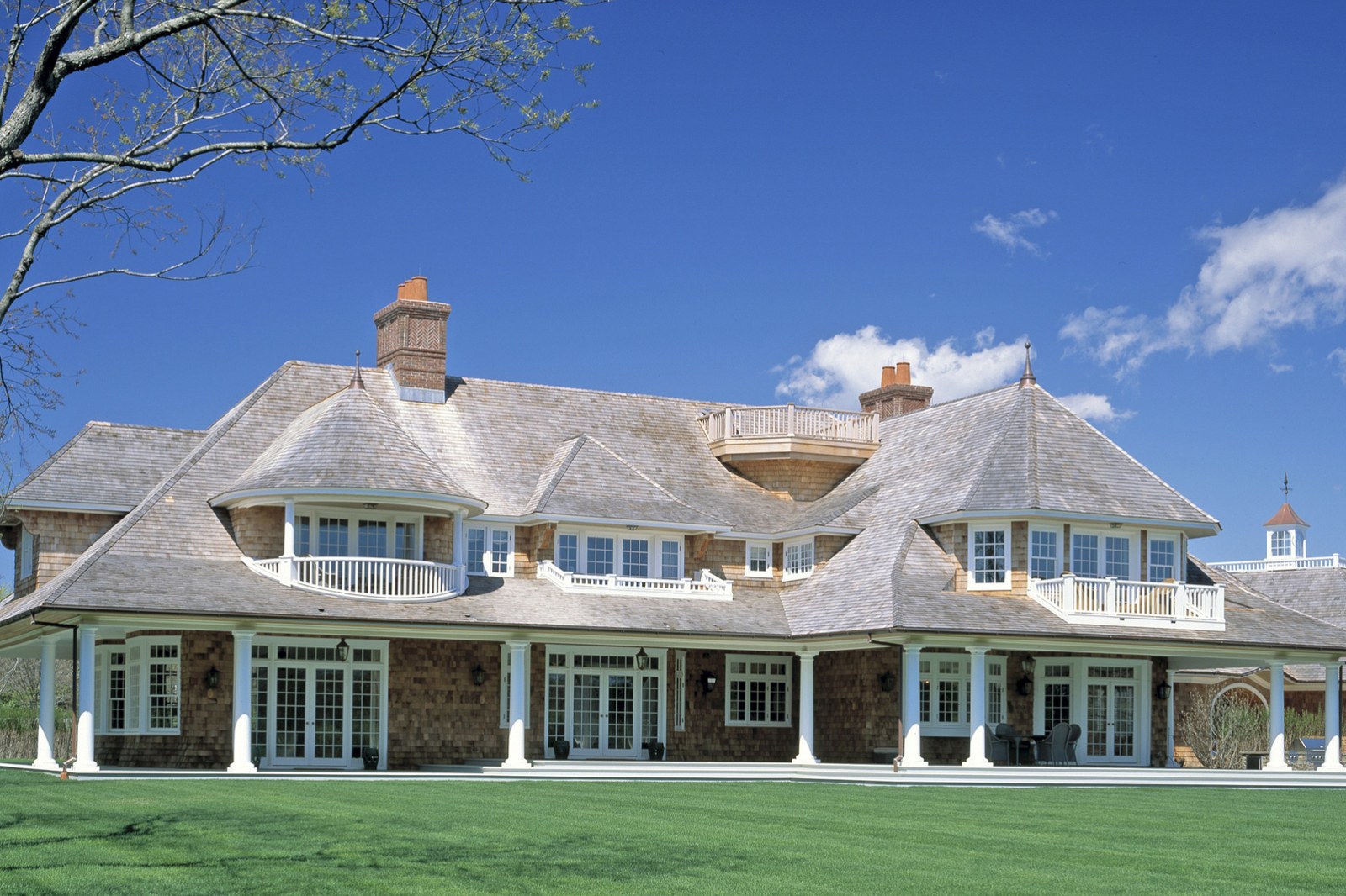 White trim lines against cedar shingle walls — photo courtesy of the Cedar Shake & Shingle Bureau