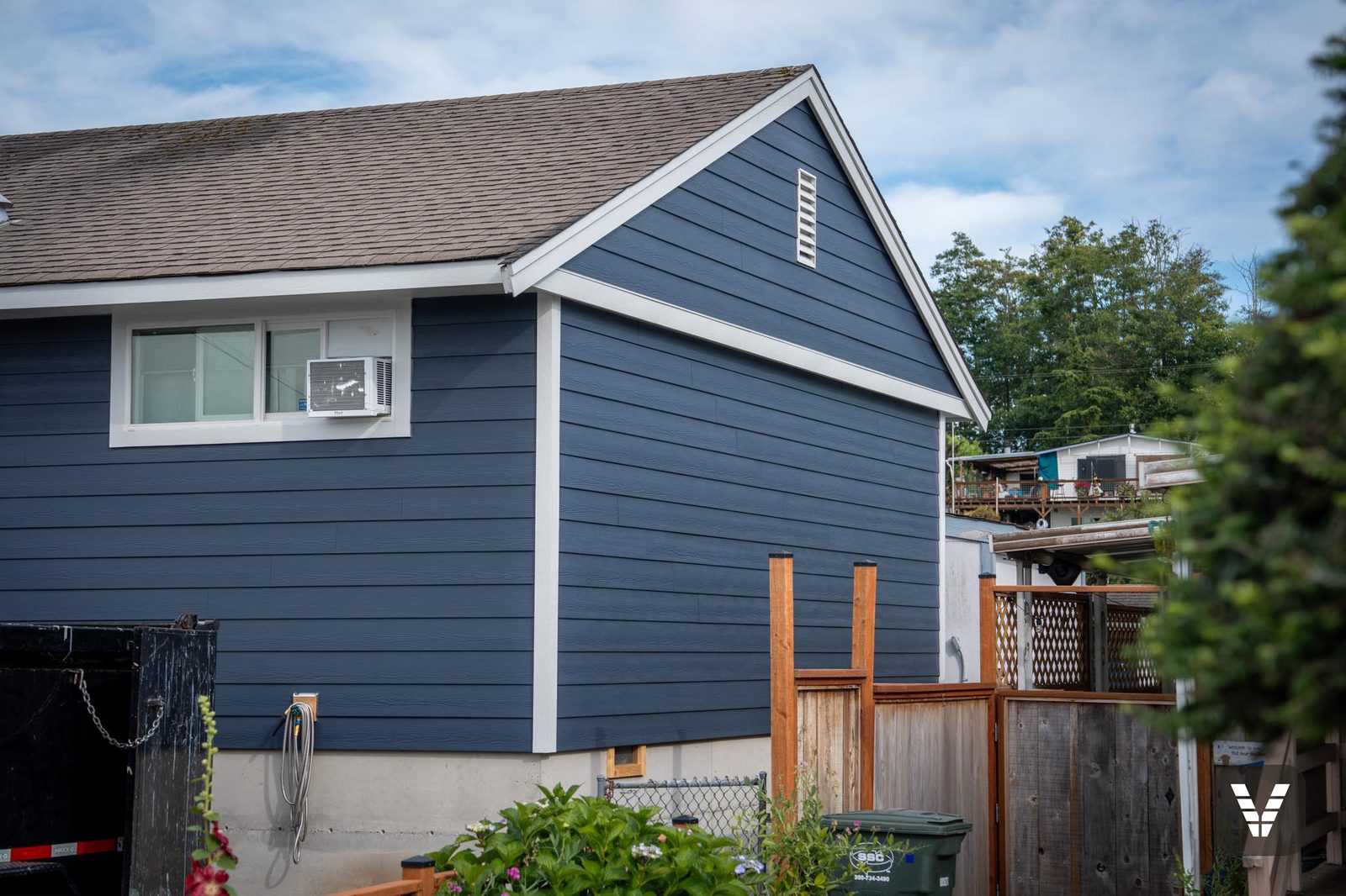 Gable and long wall — the new lap layout in deep navy