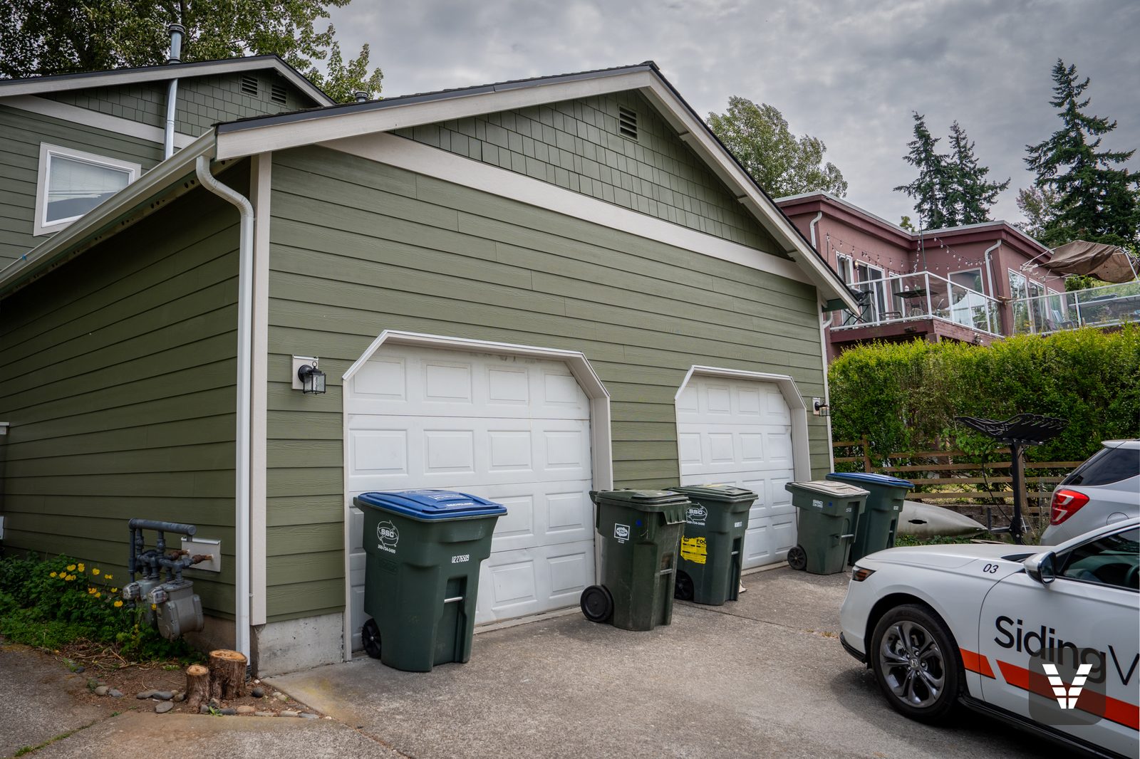 The double-garage wall in Mountain Sage lap and shingle gables