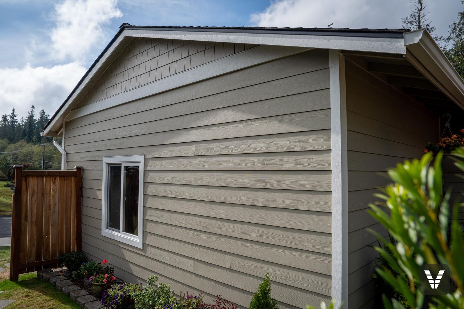 Side gable — Cobblestone straight shingle above the Arctic White band board