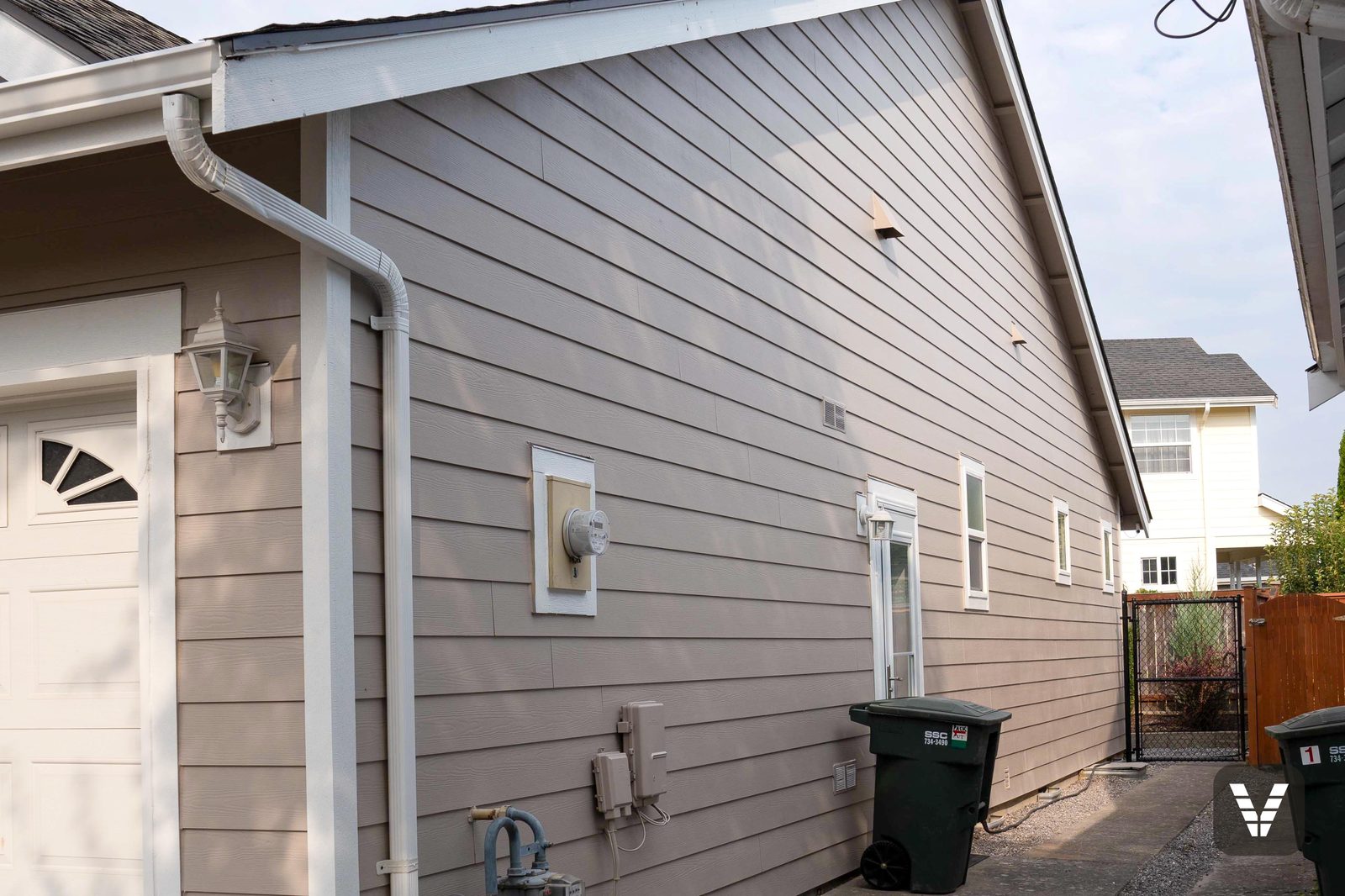 The long side wall — Cedarmill texture under an even two-coat sprayed finish — Siding & Window Vault project in Bellingham, WA